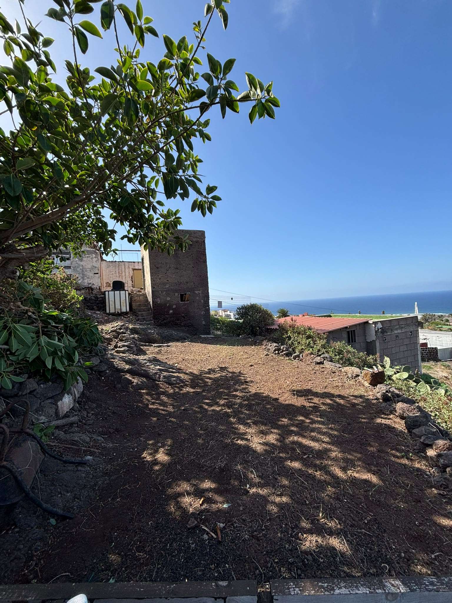 CHALET ADOSADO Y TERRENO – PUNTA HIDALGO