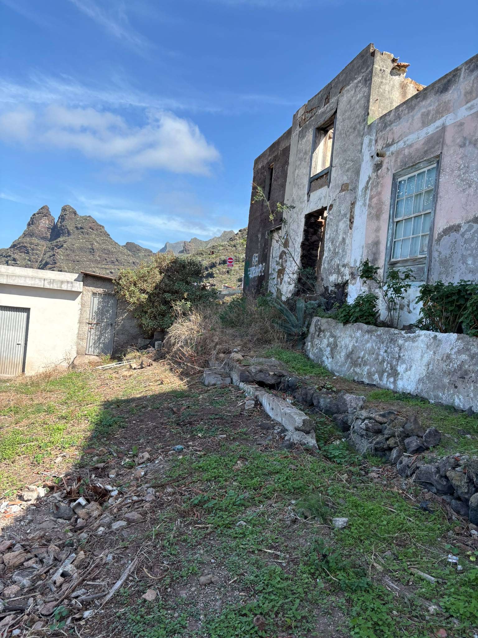 CHALET ADOSADO Y TERRENO – PUNTA HIDALGO